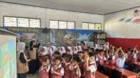 Mahasiswa KKM Kelompok 82 mengajak siswa SDN 02 Muncang Kopong mengikuti edukasi anti-bullying melalui pembelajaran interaktif dan permainan edukatif. (Dok. KKM 82 UNIBA)