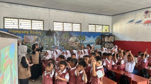 Mahasiswa KKM Kelompok 82 mengajak siswa SDN 02 Muncang Kopong mengikuti edukasi anti-bullying melalui pembelajaran interaktif dan permainan edukatif. (Dok. KKM 82 UNIBA)