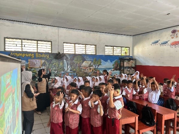 Mahasiswa KKM Kelompok 82 mengajak siswa SDN 02 Muncang Kopong mengikuti edukasi anti-bullying melalui pembelajaran interaktif dan permainan edukatif. (Dok. KKM 82 UNIBA)