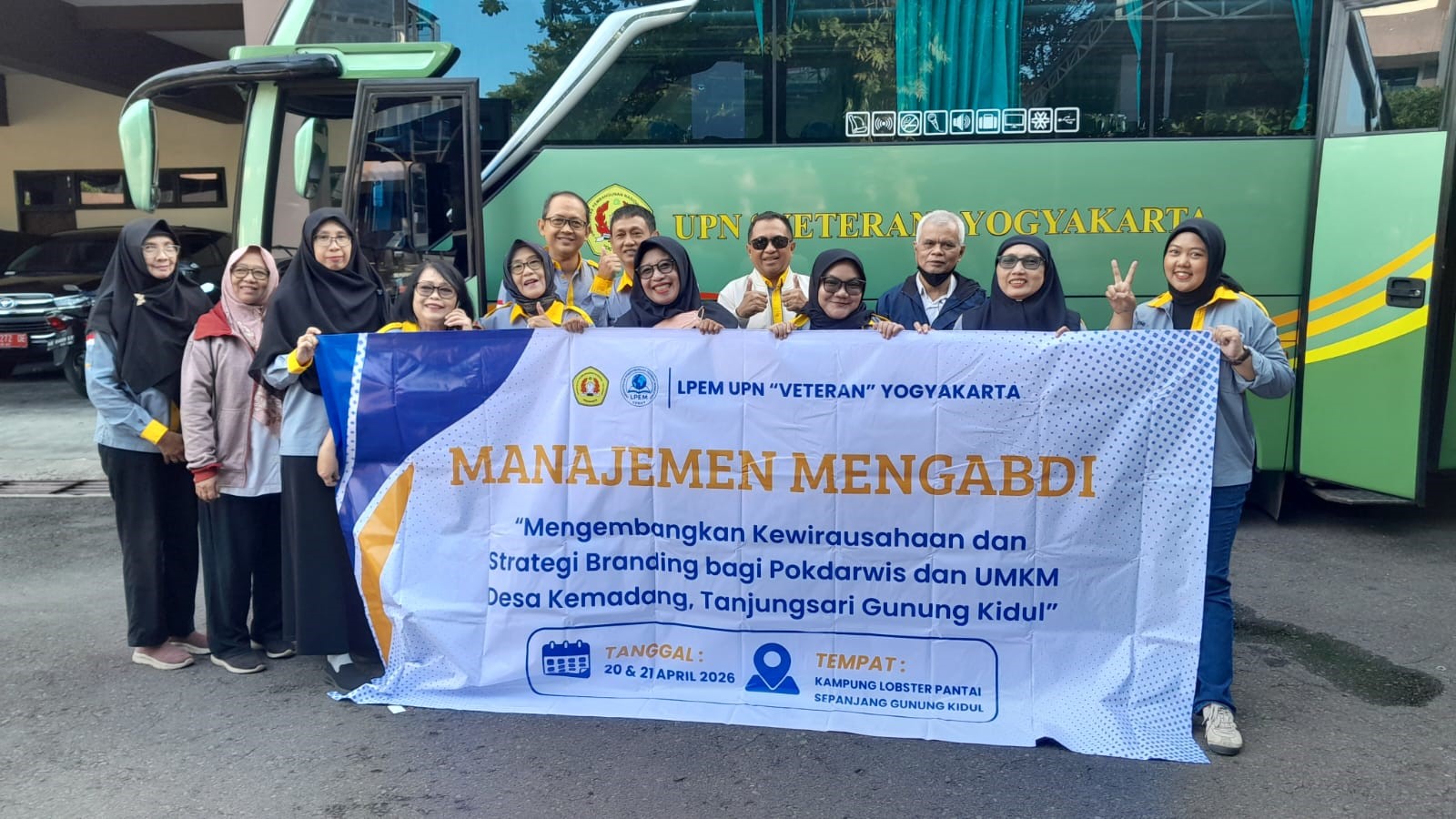Tim Manajemen Mengabdi UPN “Veteran” Yogyakarta berfoto bersama sebelum memberikan pelatihan kewirausahaan dan strategi branding bagi Pokdarwis serta UMKM Kalurahan Kemadang, Kapanewon Tanjungsari, Gunungkidul, Senin (20/4/2026).