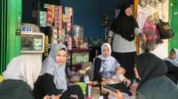 Wawancara dengan ibu kelompok bestie kegiatan jumat berkah di Bendul Merisi Permai. Sumber dukumentasi kelompok KKN 268 Uinsa.