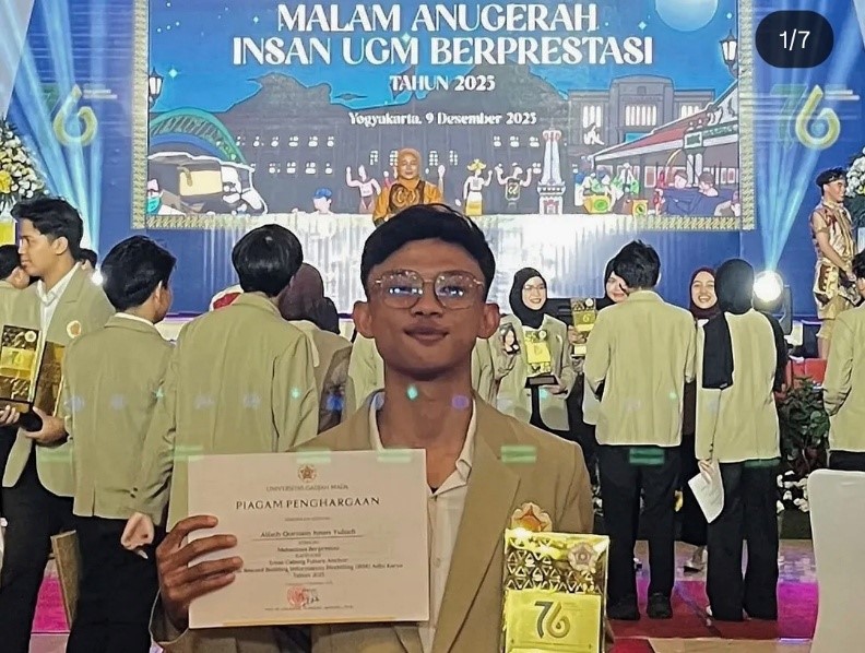 Alfath mendapatkan piagam penghargaan sebagai “Insan UGM Berprestasi”