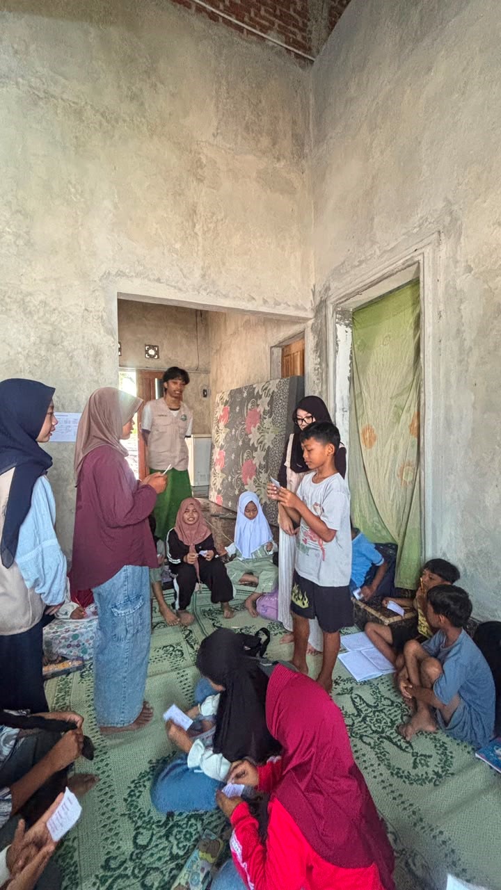 Mahasiswa KKN UIN Sunan Ampel Surabaya Kelompok 28 menggelar program Posko Pintar di Desa Bangunrejo Kidul, Kabupaten Ngawi. Program les gratis ini diikuti 61 siswa dari berbagai SD dan MI sebagai upaya mendukung peningkatan akses pendidikan sekaligus mengisi masa liburan sekolah dengan kegiatan yang bermanfaat. (Doc. Pribadi.)