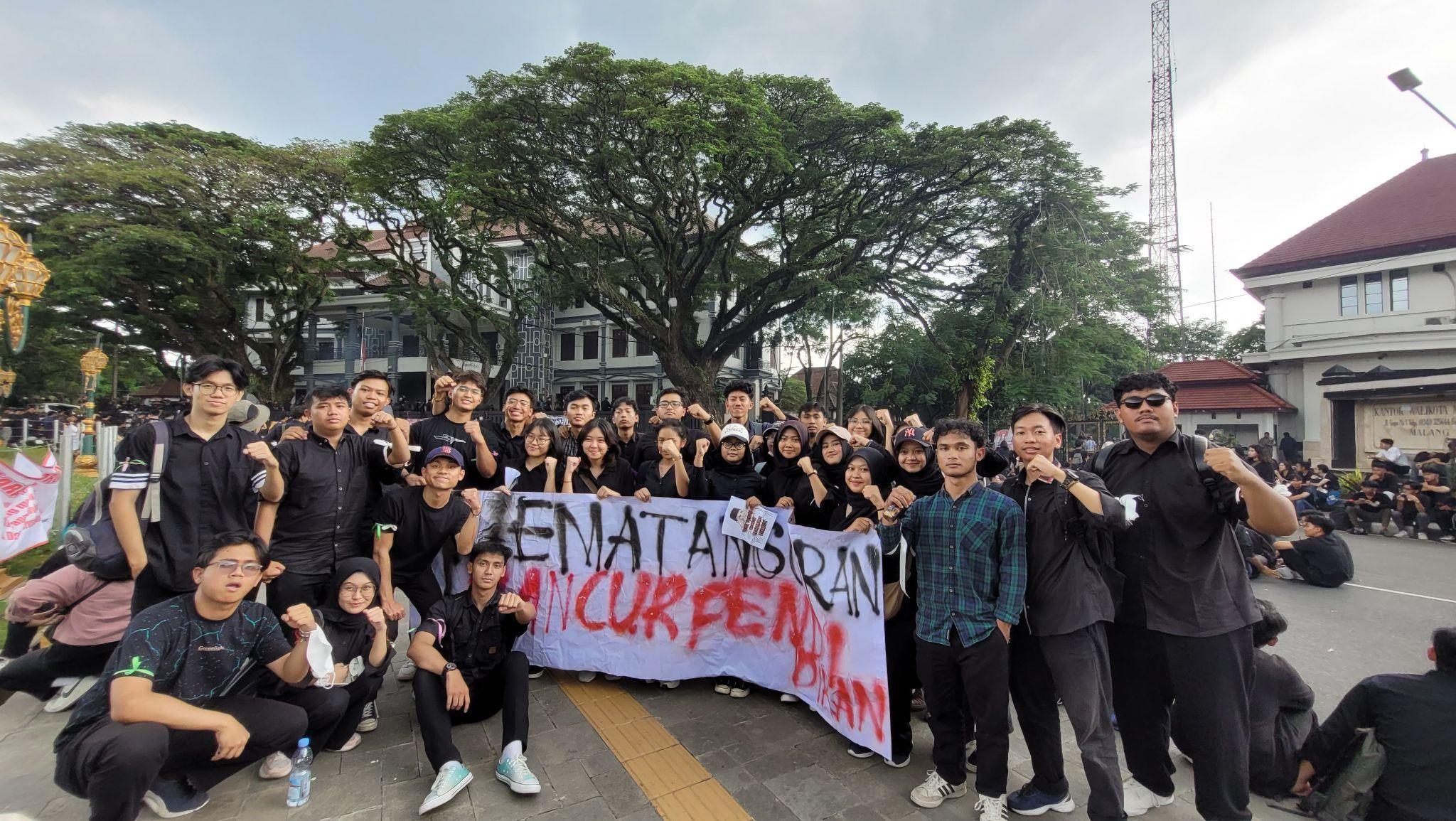 Muhammad Raynan Rizky Akbar dalam aksi Demonstrasi Melawan Keputusan Efisiensi Anggaran Dana. (Dok. BEM FK UB)