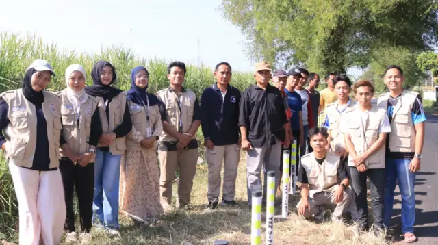 Mahasiswa KKN 137 UINSA bersama Pemerintah Desa dan warga Desa Pendil melaksanakan pemasangan reflektor jalan di perbatasan Desa Pendil–Klenang Lor pada Sabtu (18/7/2026). Kegiatan ini bertujuan meningkatkan keselamatan pengguna jalan, khususnya pada malam hari. (Doc. Mahasiswa KKN 137 UINSA)