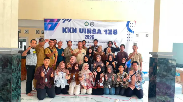 mahasiswa KKN 128 UIN Sunan Ampel Surabaya menggelar peresmian website sekaligus pelatihan penggunaan website di Balai Desa Lemahbang diikuti oleh perangkat desa, pengurus BUMDes, pelaku UMKM, serta masyarakat yang terlibat dalam pengembangan usaha desa.