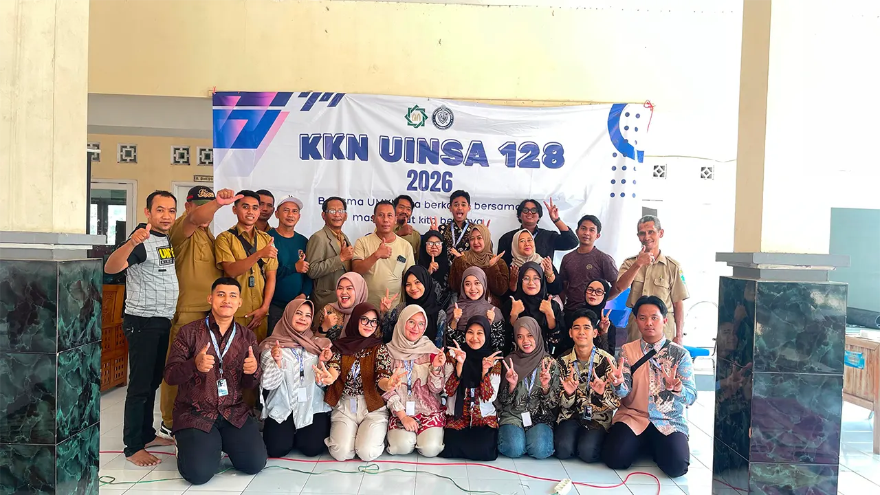 mahasiswa KKN 128 UIN Sunan Ampel Surabaya menggelar peresmian website sekaligus pelatihan penggunaan website di Balai Desa Lemahbang diikuti oleh perangkat desa, pengurus BUMDes, pelaku UMKM, serta masyarakat yang terlibat dalam pengembangan usaha desa.