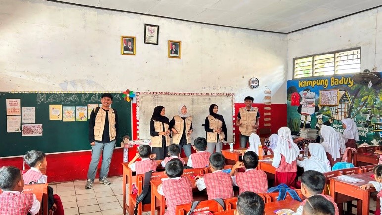 KKM Kelompok 82 hadir di SDN 02 Muncang Kopong untuk belajar bersama, berbagi inspirasi, dan menanamkan pentingnya Stop Bullying demi sekolah yang lebih nyaman bagi semua. (Dok. KKM 82 UNIBA)