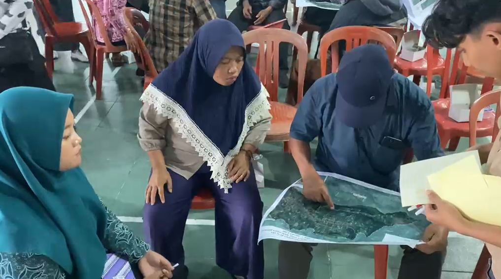Peserta Focus Group Discussion (FGD) mengikuti sesi pemetaan partisipatif risiko bencana di Balai Desa Klakah, Kecamatan Selo, Kabupaten Boyolali, Kamis (11/6/2026). Dalam kegiatan yang digelar Grup Research Geografi Terapan Program Studi Pendidikan Geografi UNS tersebut, masyarakat bersama tim peneliti mengidentifikasi wilayah rawan, potensi ancaman, serta sumber daya desa sebagai dasar penguatan rencana kontinjensi berbasis masyarakat. (Doc. Pribadi).
