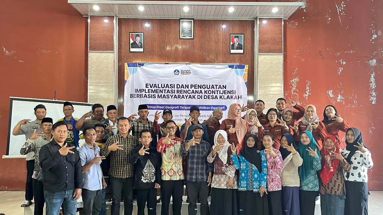 Suasana kebersamaan usai pelaksanaan Focus Group Discussion (FGD) bertajuk Evaluasi dan Penguatan Implementasi Rencana Kontinjensi Berbasis Masyarakat di Desa Klakah yang diselenggarakan Grup Research Geografi Terapan Program Studi Pendidikan Geografi Universitas Sebelas Maret (UNS) di Balai Desa Klakah, Kecamatan Selo, Kabupaten Boyolali, Kamis (11/6/2026). Kegiatan ini mempertemukan akademisi, pemerintah desa, Tim Siaga Desa, serta perwakilan masyarakat untuk memperkuat kolaborasi dalam penyusunan dan implementasi rencana kontinjensi sebagai upaya mewujudkan desa tangguh bencana berbasis partisipasi masyarakat.