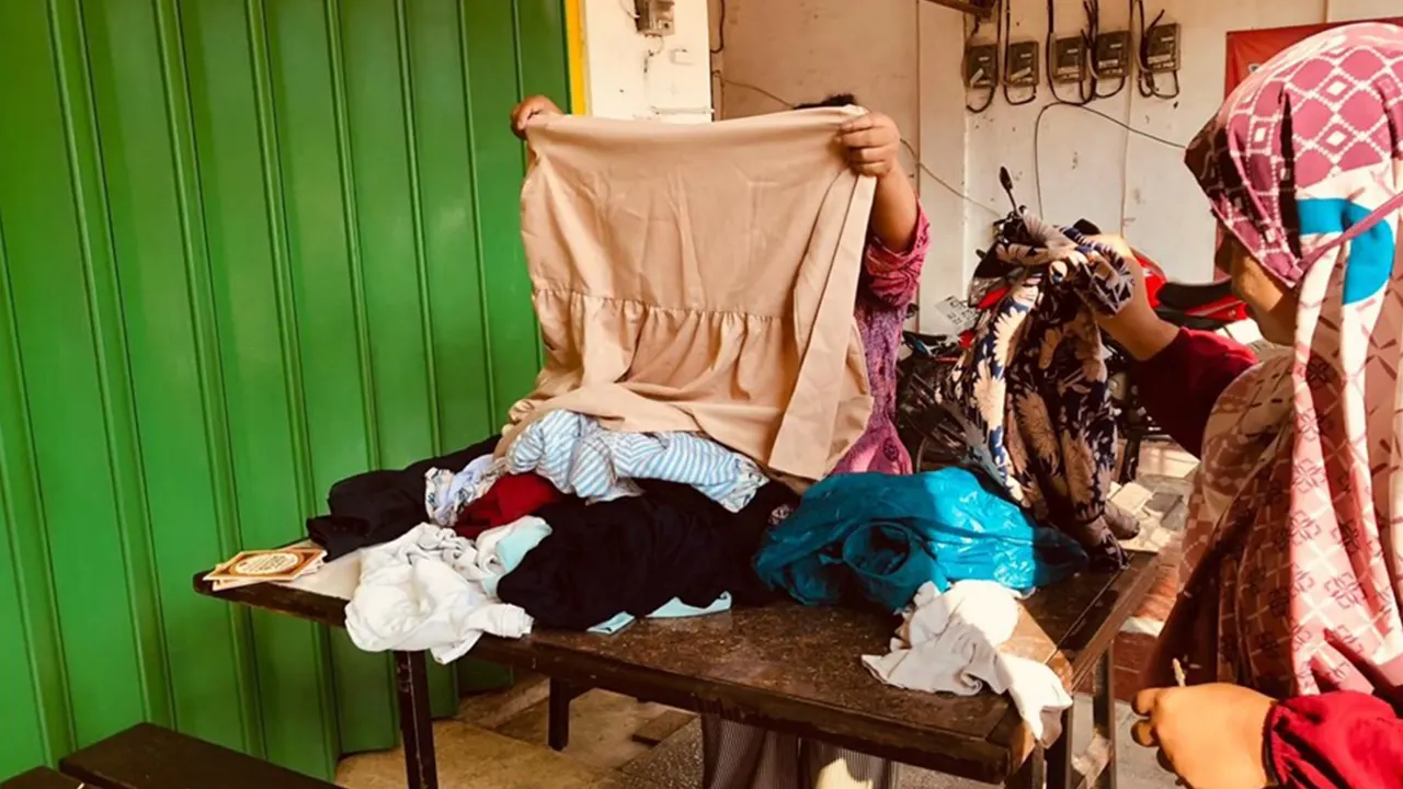 Warga memilih pakaian bekas layak pakai yang disediakan dalam kegiatan berbagi Jumat berkah oleh sejumlah kelompok Bestie. Donasi pakaian tersebut berasal dari masyarakat sebagai bentuk kepedulian terhadap sesama. Sumber dokumentasi kelompok KKN 268 Uinsa.