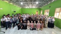 Mahasiswa KKM Kelompok 37 Universitas Bina Bangsa (UNIBA) berfoto bersama siswa, dewan guru SMP Al Madani, serta jajaran Polsek Kragilan usai menggelar seminar bertema "Scam & Bullying" di Desa Undar Andir, Kecamatan Kragilan, Kabupaten Serang, Senin (20/7/2026). (Dok. KKM kelompok 37 UNIBA) Mahasiswa KKM Kelompok 37 Universitas Bina Bangsa (UNIBA) berfoto bersama siswa, dewan guru SMP Al Madani, serta jajaran Polsek Kragilan usai menggelar seminar bertema "Scam & Bullying" di Desa Undar Andir, Kecamatan Kragilan, Kabupaten Serang, Senin (20/7/2026). (Dok. KKM kelompok 37 UNIBA)