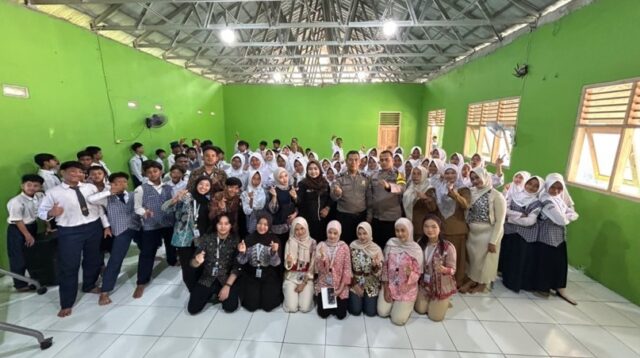 Mahasiswa KKM Kelompok 37 Universitas Bina Bangsa (UNIBA) berfoto bersama siswa, dewan guru SMP Al Madani, serta jajaran Polsek Kragilan usai menggelar seminar bertema "Scam & Bullying" di Desa Undar Andir, Kecamatan Kragilan, Kabupaten Serang, Senin (20/7/2026). (Dok. KKM kelompok 37 UNIBA)