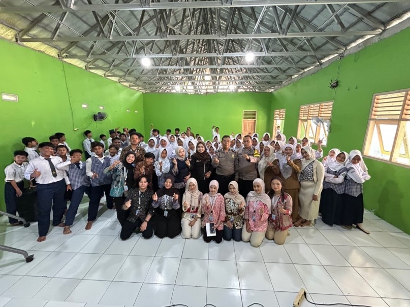 Mahasiswa KKM Kelompok 37 Universitas Bina Bangsa (UNIBA) berfoto bersama siswa, dewan guru SMP Al Madani, serta jajaran Polsek Kragilan usai menggelar seminar bertema "Scam & Bullying" di Desa Undar Andir, Kecamatan Kragilan, Kabupaten Serang, Senin (20/7/2026). (Dok. KKM kelompok 37 UNIBA)