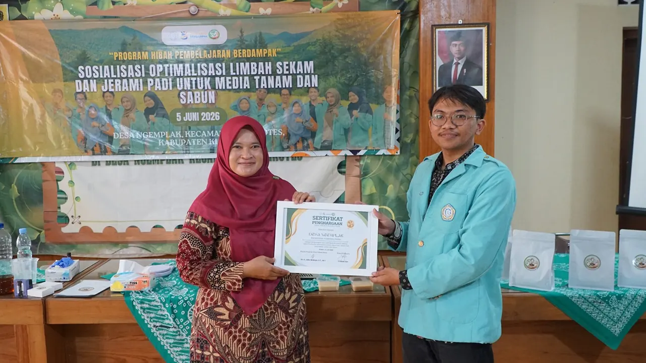 Tim mengenalkan pentingnya pengemasan dan pemasaran digital. Materi tersebut diarahkan pada pemanfaatan media sosial dan marketplace, seperti Instagram, Shopee, dan Tokopedia, sebagai sarana promosi produk lokal. 