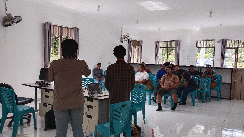 Mahasiswa KKN UNS memaparkan materi tentang pemanfaatan limbah kelapa sawit sebagai pupuk organik kepada warga Desa Serongga. Sosialisasi ini menjadi bagian dari upaya mendorong penerapan pertanian berkelanjutan melalui optimalisasi potensi limbah perkebunan. (Doc. Pribadi.)