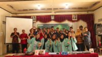 Mahasiswa Universitas Sebelas Maret (UNS) berfoto bersama perangkat desa dan warga usai pelatihan pembuatan briket arang dari limbah serbuk gergaji kayu di Desa Mireng, Kecamatan Trucuk, Kabupaten Klaten. (Dok. Tim MBKM UNS ID 2092) Mahasiswa Universitas Sebelas Maret (UNS) berfoto bersama perangkat desa dan warga usai pelatihan pembuatan briket arang dari limbah serbuk gergaji kayu di Desa Mireng, Kecamatan Trucuk, Kabupaten Klaten. (Dok. Tim MBKM UNS ID 2092)