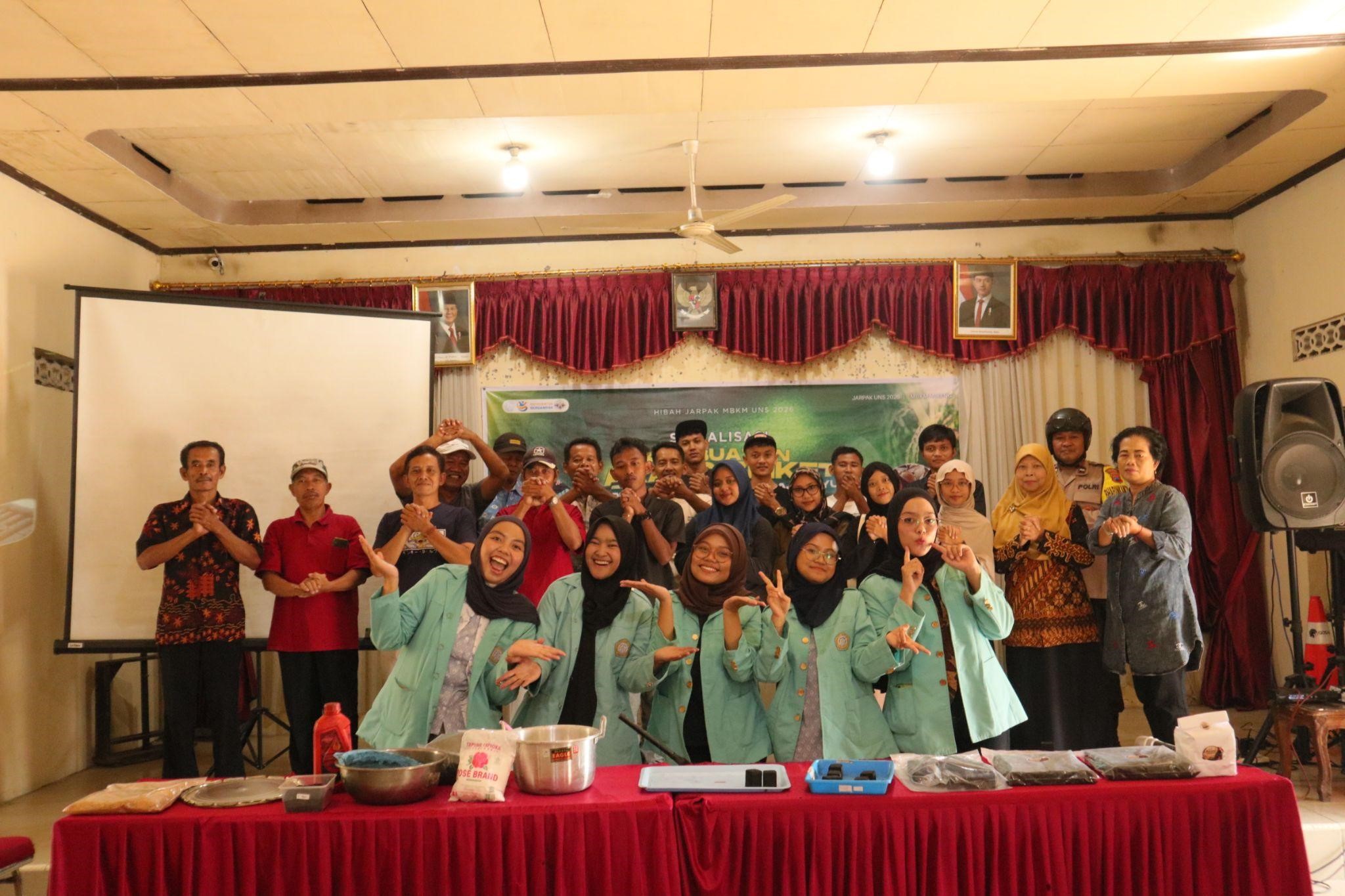 Mahasiswa Universitas Sebelas Maret (UNS) berfoto bersama perangkat desa dan warga usai pelatihan pembuatan briket arang dari limbah serbuk gergaji kayu di Desa Mireng, Kecamatan Trucuk, Kabupaten Klaten. (Dok. Tim MBKM UNS ID 2092)