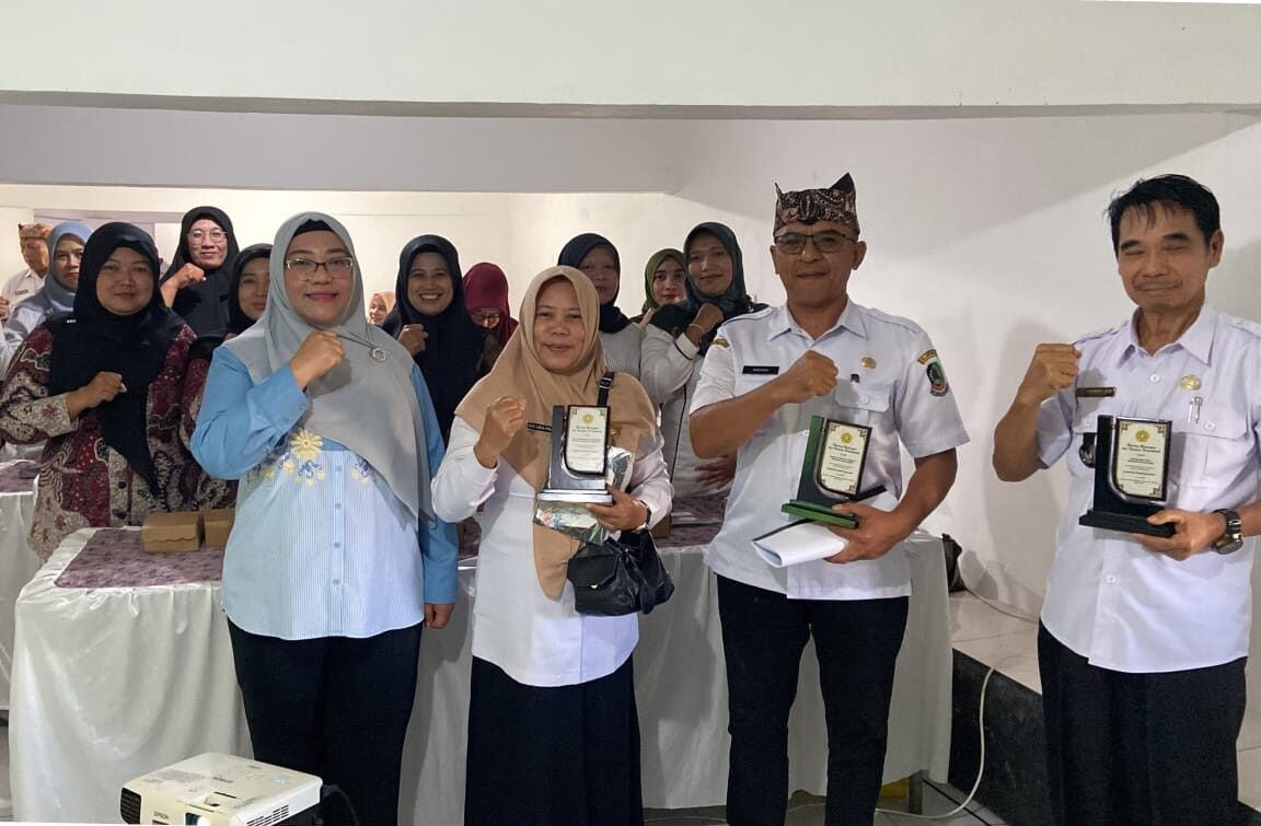Dokumentasi bersama setelah pelatihan di Desa Dasri, Kecamatan Tegalsari, Banyuwangi, Senin (30/6/2026). (Dok. Tim PKM UPN "Veteran" Jawa Timur)