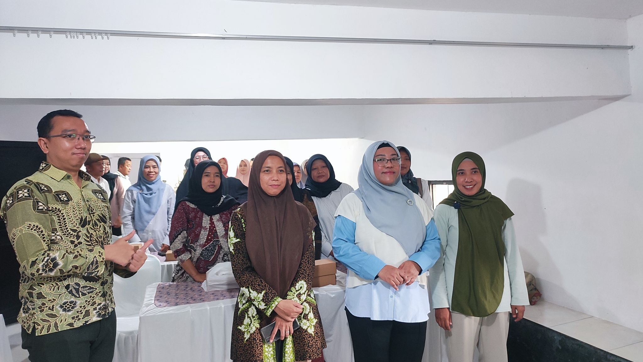 Dokumentasi bersama setelah pelaksanaan pelatihan digital marketing bagi Forum Komunikasi (FORKOM) BUMDesma Kabupaten Banyuwangi pada (1/7/2026). (Dok. Tim PKM UPN “Veteran” Jawa Timur)
