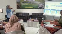 Ketua Tim Pengabdian kepada Masyarakat (PKM) Fakultas Ekonomi dan Bisnis UPN "Veteran" Jawa Timur, Dr. Renny Oktafia, S.E., M.E.I., menyampaikan materi tentang manajemen persediaan barang dagang kepada pengurus dan anggota FORKOM BUMDesma se-Kabupaten Banyuwangi di Aula BUMDesma Tegas, Desa Dasri, Kecamatan Tegalsari, Banyuwangi, Senin (30/6/2026). (Dok. Tim PKM UPN "Veteran" Jawa Timur) Ketua Tim Pengabdian kepada Masyarakat (PKM) Fakultas Ekonomi dan Bisnis UPN "Veteran" Jawa Timur, Dr. Renny Oktafia, S.E., M.E.I., menyampaikan materi tentang manajemen persediaan barang dagang kepada pengurus dan anggota FORKOM BUMDesma se-Kabupaten Banyuwangi di Aula BUMDesma Tegas, Desa Dasri, Kecamatan Tegalsari, Banyuwangi, Senin (30/6/2026). (Dok. Tim PKM UPN "Veteran" Jawa Timur)