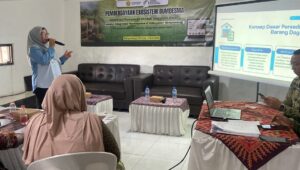 Ketua Tim Pengabdian kepada Masyarakat (PKM) Fakultas Ekonomi dan Bisnis UPN "Veteran" Jawa Timur, Dr. Renny Oktafia, S.E., M.E.I., menyampaikan materi tentang manajemen persediaan barang dagang kepada pengurus dan anggota FORKOM BUMDesma se-Kabupaten Banyuwangi di Aula BUMDesma Tegas, Desa Dasri, Kecamatan Tegalsari, Banyuwangi, Senin (30/6/2026). (Dok. Tim PKM UPN "Veteran" Jawa Timur)
