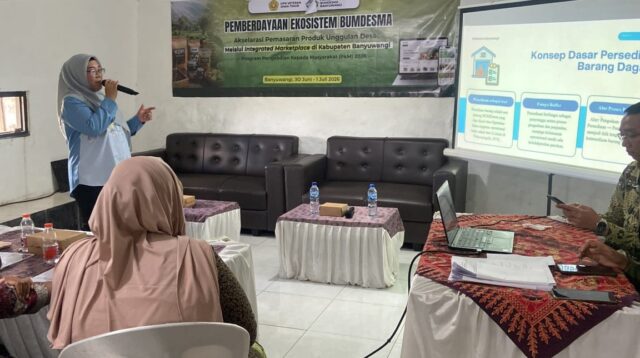 Ketua Tim Pengabdian kepada Masyarakat (PKM) Fakultas Ekonomi dan Bisnis UPN "Veteran" Jawa Timur, Dr. Renny Oktafia, S.E., M.E.I., menyampaikan materi tentang manajemen persediaan barang dagang kepada pengurus dan anggota FORKOM BUMDesma se-Kabupaten Banyuwangi di Aula BUMDesma Tegas, Desa Dasri, Kecamatan Tegalsari, Banyuwangi, Senin (30/6/2026). (Dok. Tim PKM UPN "Veteran" Jawa Timur)