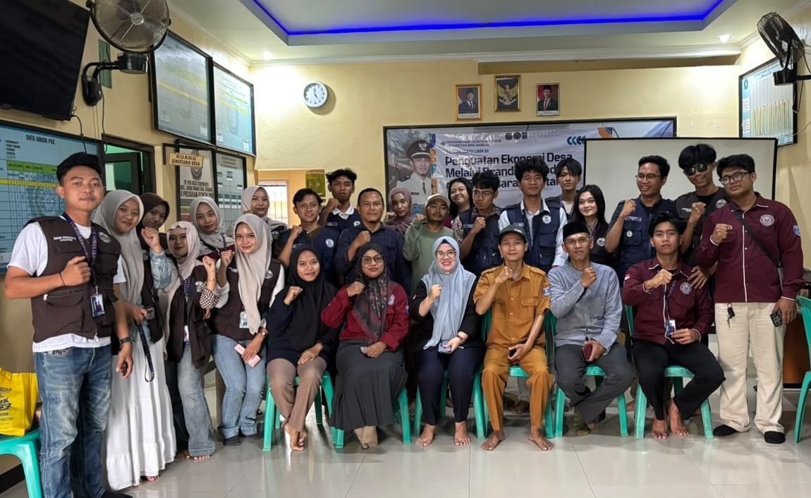 kegiatan Sosialisasi Penguatan Tata Kelola Ekonomi Desa melalui Pemberdayaan UMKM yang digelar dosen bersama Mahasiswa Kuliah Kerja Mahasiswa (KKM) Kelompok 27 Universitas Bina Bangsa (UNIBA) di Kantor Desa Kebonratu, Kecamatan Lebakwangi, Kabupaten Serang, Senin (27/7/2026). (Dok. KKM) Kelompok 27 UNIBA)