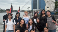 Khusnul Khotimah dan Devina Mesinta Budimansyah mengikuti Singapore Learning Journey untuk mempelajari sejarah, budaya, dan perkembangan Singapura melalui kunjungan ke berbagai lokasi penting sebagai bagian dari pembelajaran di luar kelas. (Dok. Pribadi) Khusnul Khotimah dan Devina Mesinta Budimansyah mengikuti Singapore Learning Journey untuk mempelajari sejarah, budaya, dan perkembangan Singapura melalui kunjungan ke berbagai lokasi penting sebagai bagian dari pembelajaran di luar kelas. (Dok. Pribadi)