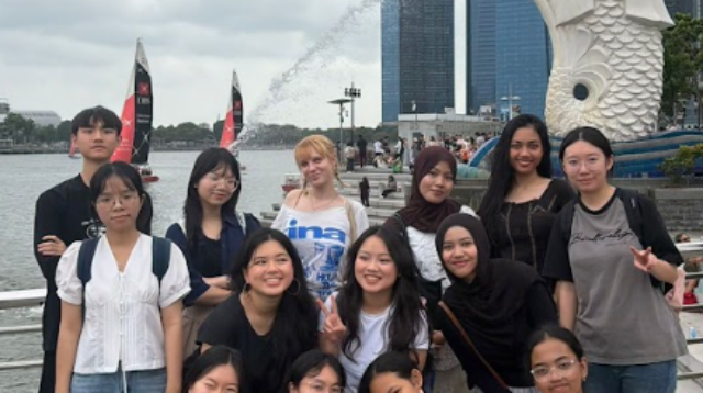 Khusnul Khotimah dan Devina Mesinta Budimansyah mengikuti Singapore Learning Journey untuk mempelajari sejarah, budaya, dan perkembangan Singapura melalui kunjungan ke berbagai lokasi penting sebagai bagian dari pembelajaran di luar kelas. (Dok. Pribadi)
