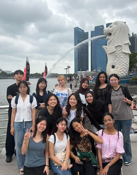 Khusnul Khotimah dan Devina Mesinta Budimansyah mengikuti Singapore Learning Journey untuk mempelajari sejarah, budaya, dan perkembangan Singapura melalui kunjungan ke berbagai lokasi penting sebagai bagian dari pembelajaran di luar kelas. (Dok. Pribadi)