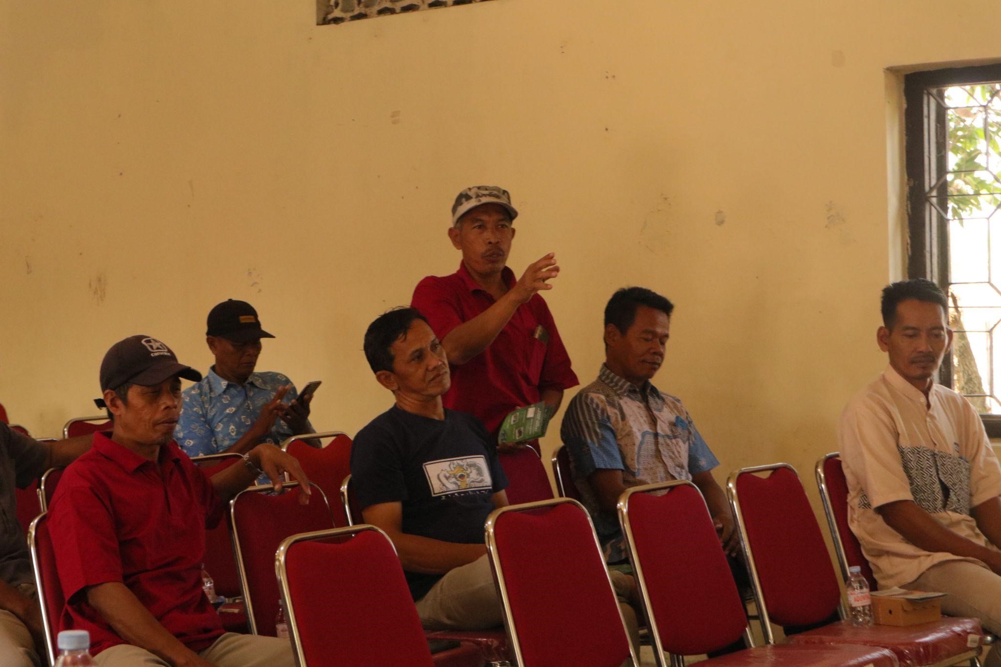 Peserta aktif berdiskusi dalam kegiatan pelatihan pembuatan briket arang dari limbah serbuk gergaji kayu yang diselenggarakan mahasiswa Universitas Sebelas Maret (UNS) di Desa Mireng, Kecamatan Trucuk, Kabupaten Klaten.(Dok. Tim MBKM UNS ID 2092)