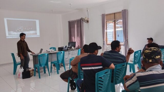 Mahasiswa KKN UNS memberikan edukasi kepada masyarakat Desa Serongga mengenai pemanfaatan limbah kelapa sawit sebagai pupuk organik. Kegiatan ini bertujuan meningkatkan pemahaman warga dalam mengolah limbah perkebunan menjadi sumber hara yang bernilai ekonomi sekaligus mendukung praktik pertanian berkelanjutan. (Doc. Pribadi.)