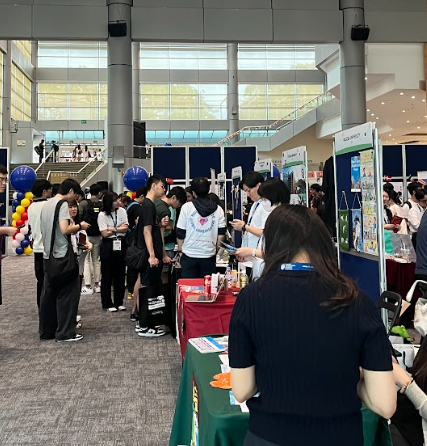 NTU Summer Fest menghadirkan booth dari berbagai top university dunia yang memperkenalkan program internasional. Kegiatan ini menjadi wadah bagi mahasiswa untuk membangun jejaring global, bertukar budaya, dan memperluas wawasan internasional. (Dok. Pribadi)