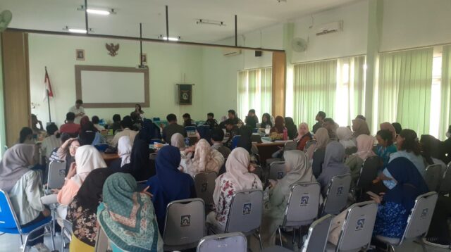 Peserta mengikuti kegiatan Sekolah Jumat PKK yang diselenggarakan di Kapanewon Ngaglik, Jumat (10/7/2026). Kegiatan ini menjadi forum pembelajaran bagi kader untuk meningkatkan pengetahuan, keterampilan, serta memperkuat koordinasi dalam mendukung program pemberdayaan masyarakat dan kesejahteraan keluarga. Foto: Dok. TP PKK Kapanewon Ngaglik.