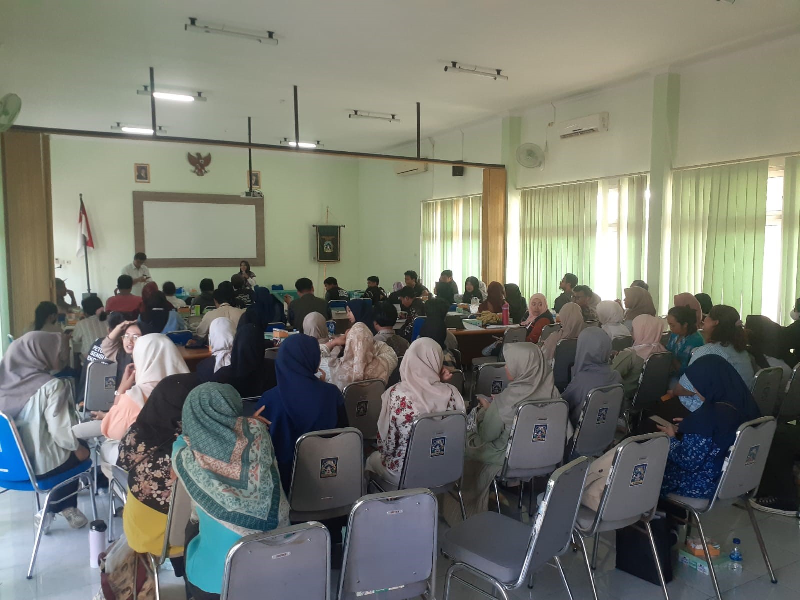 Peserta mengikuti kegiatan Sekolah Jumat PKK yang diselenggarakan di Kapanewon Ngaglik, Jumat (10/7/2026). Kegiatan ini menjadi forum pembelajaran bagi kader untuk meningkatkan pengetahuan, keterampilan, serta memperkuat koordinasi dalam mendukung program pemberdayaan masyarakat dan kesejahteraan keluarga. Foto: Dok. TP PKK Kapanewon Ngaglik.