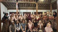 Peserta pelatihan bersama tim pengabdian FEB Universitas Sebelas Maret (UNS) berfoto usai kegiatan pendampingan penyusunan Business Model Canvas dan penguatan digital marketing bagi BUMDes Pandean Berkah Bersama di Desa Pandean, Kecamatan Rembang, Kabupaten Rembang. Foto: (Dok. Tim Pengabdian FEB UNS) Peserta pelatihan bersama tim pengabdian FEB Universitas Sebelas Maret (UNS) berfoto usai kegiatan pendampingan penyusunan Business Model Canvas dan penguatan digital marketing bagi BUMDes Pandean Berkah Bersama di Desa Pandean, Kecamatan Rembang, Kabupaten Rembang. Foto: (Dok. Tim Pengabdian FEB UNS)