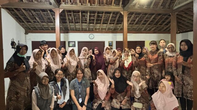 Peserta pelatihan bersama tim pengabdian FEB Universitas Sebelas Maret (UNS) berfoto usai kegiatan pendampingan penyusunan Business Model Canvas dan penguatan digital marketing bagi BUMDes Pandean Berkah Bersama di Desa Pandean, Kecamatan Rembang, Kabupaten Rembang. Foto: (Dok. Tim Pengabdian FEB UNS)