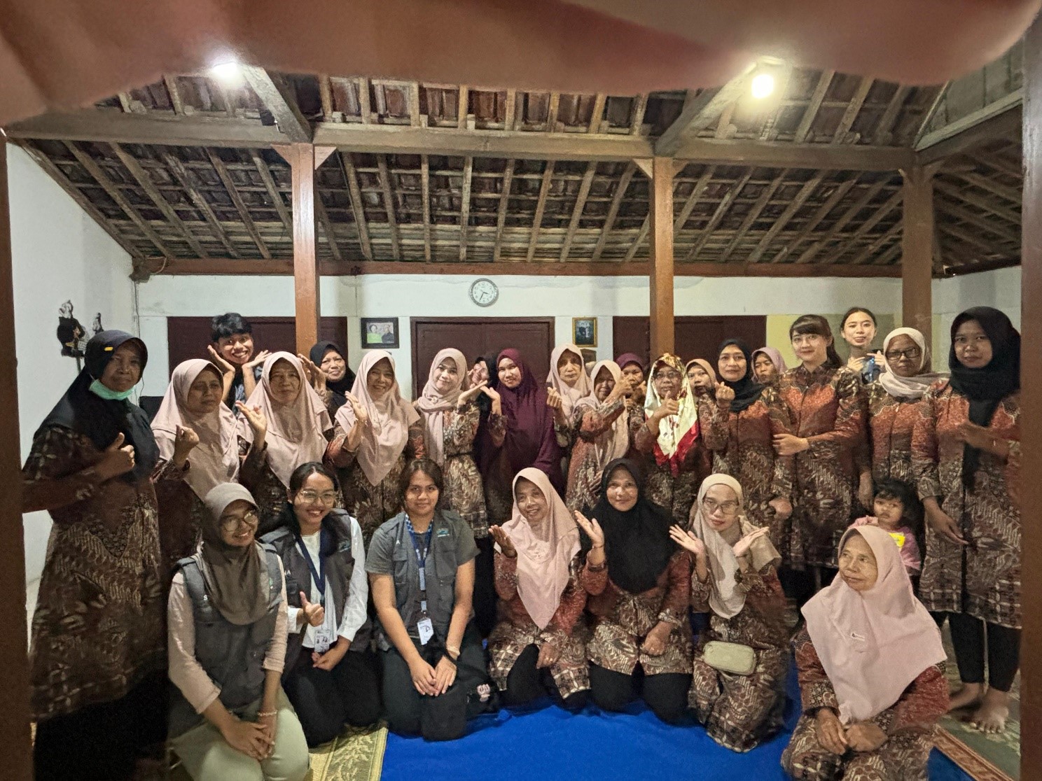 Peserta pelatihan bersama tim pengabdian FEB Universitas Sebelas Maret (UNS) berfoto usai kegiatan pendampingan penyusunan Business Model Canvas dan penguatan digital marketing bagi BUMDes Pandean Berkah Bersama di Desa Pandean, Kecamatan Rembang, Kabupaten Rembang. Foto: (Dok. Tim Pengabdian FEB UNS)