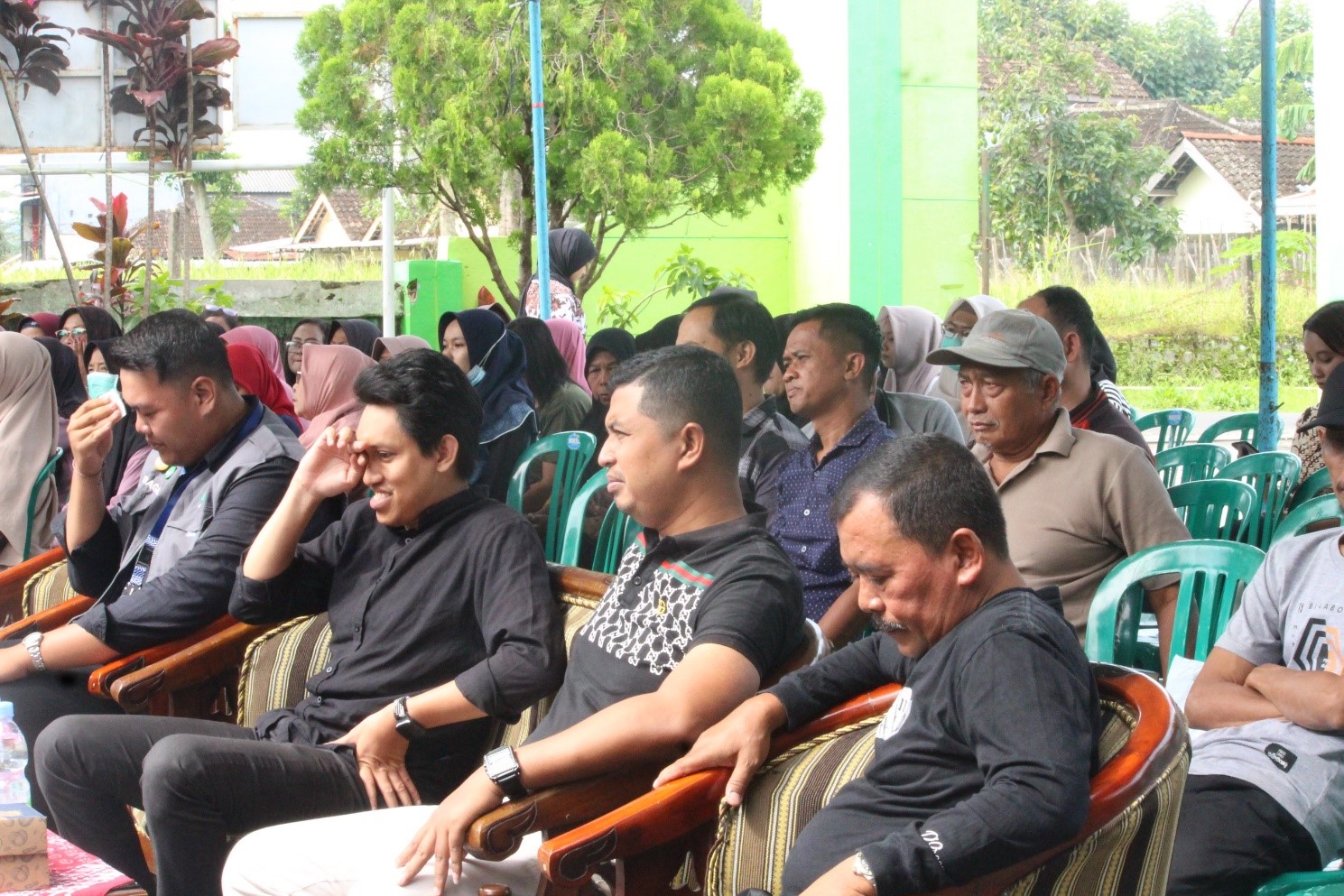 Masyarakat, pengurus BUMDes, dan perangkat Desa Pandean mengikuti pelatihan pengembangan usaha yang digelar tim pengabdian FEB Universitas Sebelas Maret (UNS). Kegiatan tersebut bertujuan meningkatkan kapasitas pengelolaan bisnis dan pemasaran digital guna mendorong kemandirian ekonomi desa. Foto: (Dok. Tim Pengabdian FEB UNS)