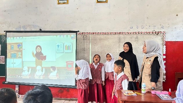 Suasana penuh semangat mewarnai kegiatan edukasi anti-bullying di SDN 02 Muncang Kopong. (Dok. KKM 82 UNIBA)
