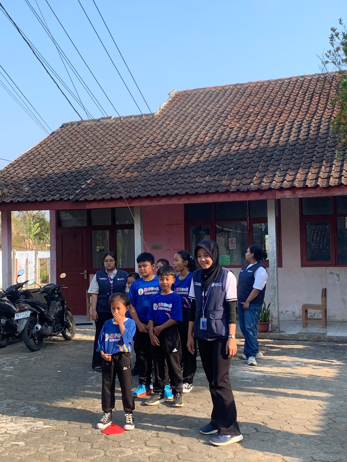 mahasiswa Kuliah Kerja Nyata (KKN) Universitas Sebelas Maret (UNS) melaksanakan program kerja Pembinaan Olahraga Usia Dini sebagai Upaya Mewujudkan Generasi Sehat, Aktif, dan Produktif di Desa Karangawen di SD Pelangi Handayani. (Doc. Pribadi)