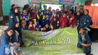 Para siswa SDN Dilem mempraktikkan langkah menyikat gigi yang benar dalam mata acara Senyum Nirmala, bagian dari program Jagawana 5.0 Kementerian Lingkungan Hidup BEM Universitas Airlangga pada Rabu, 19 Agustus 2026. (Sumber foto: Staff Divisi Publikasi, Desain dan Dokumentasi Jagawana 5.0)