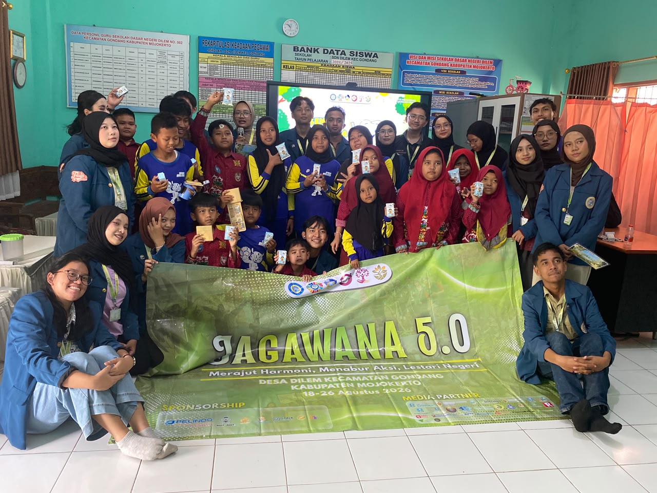 Para siswa SDN Dilem mempraktikkan langkah menyikat gigi yang benar dalam mata acara Senyum Nirmala, bagian dari program Jagawana 5.0 Kementerian Lingkungan Hidup BEM Universitas Airlangga pada Rabu, 19 Agustus 2026. (Sumber foto: Staff Divisi Publikasi, Desain dan Dokumentasi Jagawana 5.0)