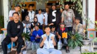 Mahasiswa KKN UNS bersama anggota Gapoktan Desa Kedawung mengikuti praktik pembuatan bio pestisida berbasis bawang putih dan Biosaka di rumah anggota Gapoktan Desa Kedawung, Sragen, Minggu (9/8/2026). (Dok. Pribadi/KKN Kelompok 107 UNS)