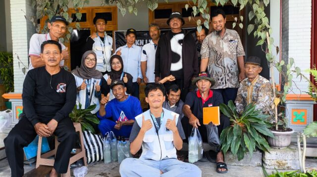 Mahasiswa KKN UNS bersama anggota Gapoktan Desa Kedawung mengikuti praktik pembuatan bio pestisida berbasis bawang putih dan Biosaka di rumah anggota Gapoktan Desa Kedawung, Sragen, Minggu (9/8/2026). (Dok. Pribadi/KKN Kelompok 107 UNS)