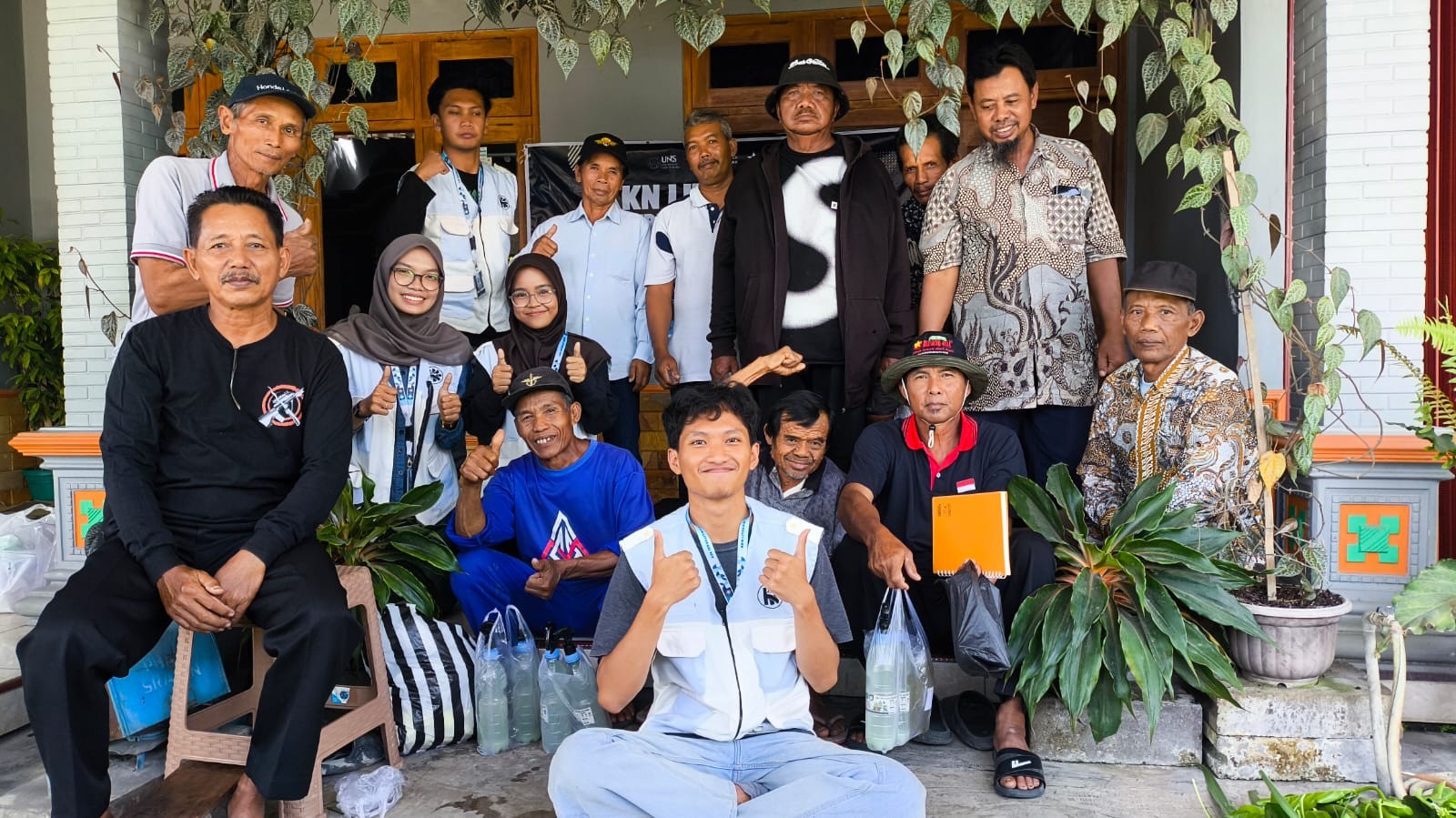 Mahasiswa KKN UNS bersama anggota Gapoktan Desa Kedawung mengikuti praktik pembuatan bio pestisida berbasis bawang putih dan Biosaka di rumah anggota Gapoktan Desa Kedawung, Sragen, Minggu (9/8/2026). (Dok. Pribadi/KKN Kelompok 107 UNS)