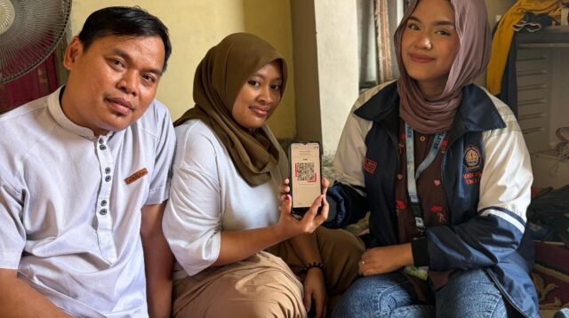 Tim KKN juga mendampingi pendaftaran NIB bagi satu pelaku usaha di RW 06 dan pembuatan QRIS bagi satu pelaku usaha di RW 07. (Dok. Pribadi/Tim KKN-R UNDIP Wanarejan Selatan 2026)