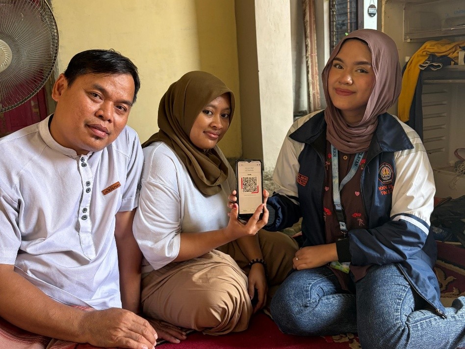 Tim KKN juga mendampingi pendaftaran NIB bagi satu pelaku usaha di RW 06 dan pembuatan QRIS bagi satu pelaku usaha di RW 07. (Dok. Pribadi/Tim KKN-R UNDIP Wanarejan Selatan 2026)