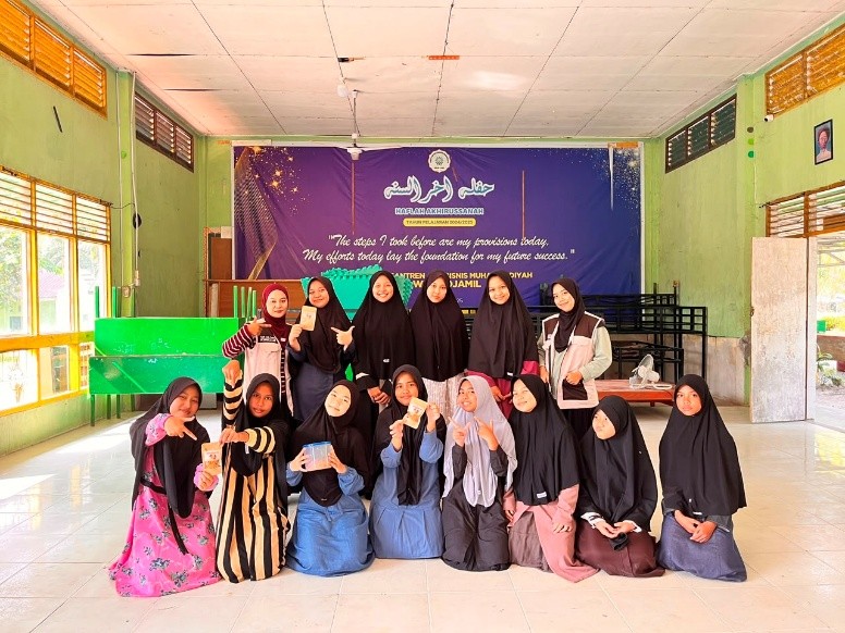 Mahasiswa KKN Kelompok 155 membuat produk pangan Serundeng Ubi bersama Santriwati PonPes Agribisnis Muhammadiyah Nawawi Djamil. (Dok. Pribadi/Mahasiswa KKN 155 UMRI)
